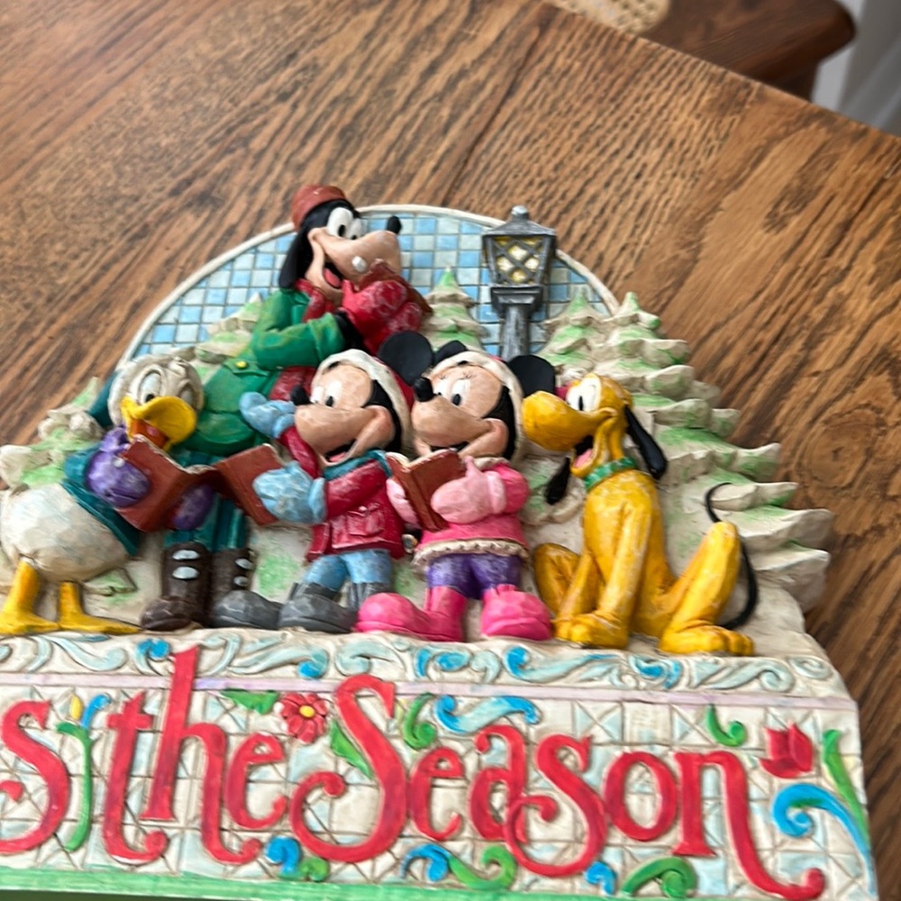Disney showcase collection Disney traditions, Jim shore Enesco ‘tis the season